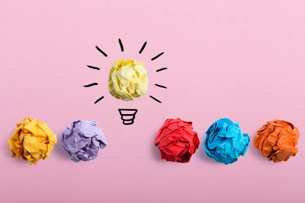 Concepto Idea creativa e innovación con bola de papel —  Fotos de Stock