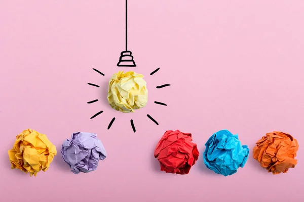 Concepto Idea creativa e innovación con bola de papel — Foto de Stock