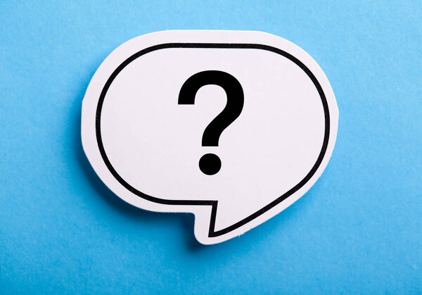 Знак вопроса пузырь речи изолированы на синий
