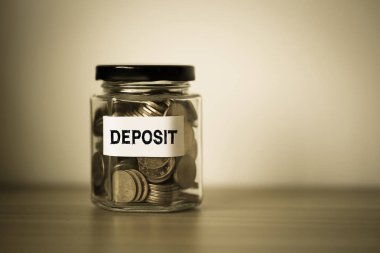 Deposit Concept Cam Kavanoz İçinde Madeni Para