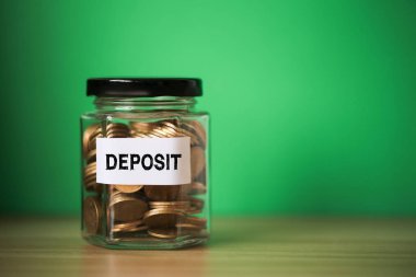 Deposit Concept Cam Kavanoz İçinde Madeni Para