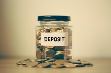 Deposit Concept Cam Kavanoz İçinde Madeni Para