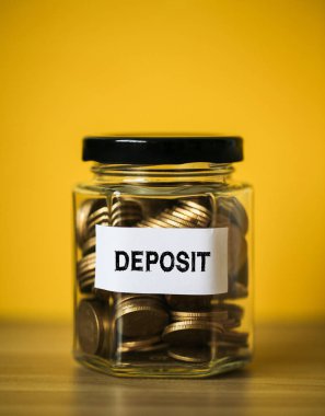Deposit Concept Cam Kavanoz İçinde Madeni Para