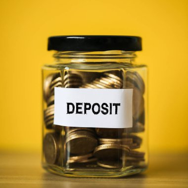 Deposit Concept Cam Kavanoz İçinde Madeni Para