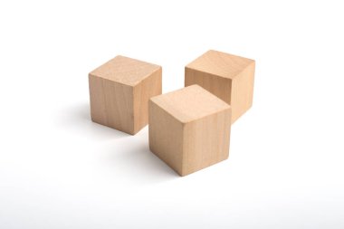 ahşap bloklar üzerinde beyaz izole