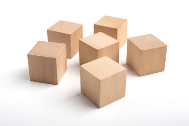 ahşap bloklar üzerinde beyaz izole