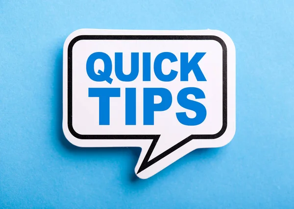 Quick Tips Sprechblase isoliert auf blau — Stockfoto