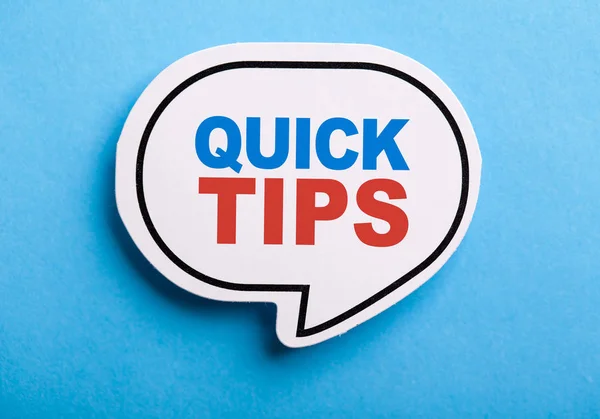 Quick Tips Sprechblase isoliert auf blau — Stockfoto
