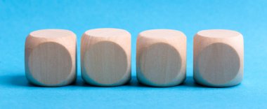 Renkli arkaplanda dört boş tahta blok izole edildi.