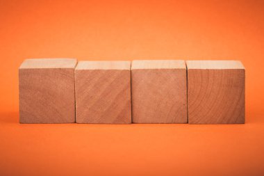 Renkli arkaplanda dört boş tahta blok izole edildi.