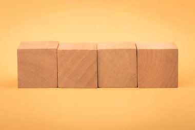 Renkli arkaplanda dört boş tahta blok izole edildi.