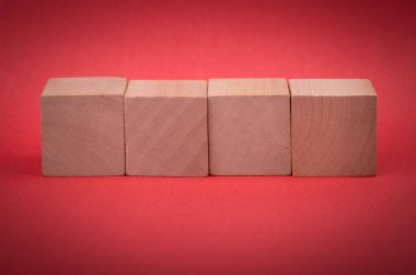 Renkli arkaplanda dört boş tahta blok izole edildi.