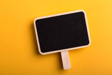 Boş Tahta İşaret Panosu Renkli arkaplanda izole edildi.