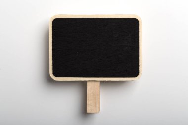 Boş Tahta İşaret Panosu beyaz arkaplanda izole edildi.