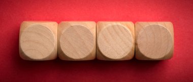 Renkli arkaplanda dört boş tahta blok izole edildi.