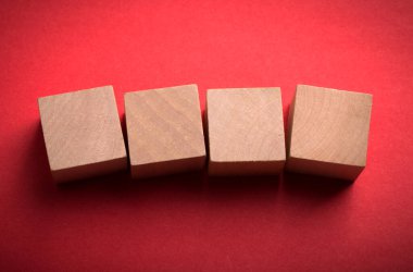 Renkli arkaplanda dört boş tahta blok izole edildi.