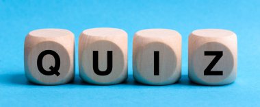 Sınav konsepti ahşap bloklar mavi arkaplanda izole.