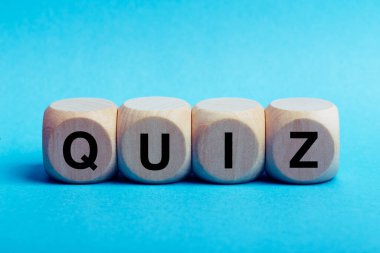 Sınav konsepti ahşap bloklar mavi arkaplanda izole.