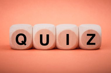 Sınav konsepti ahşap bloklar güzel arka planda izole.