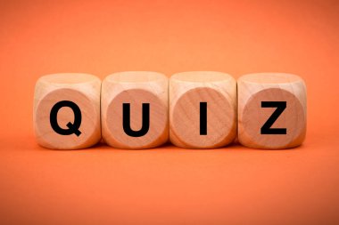 Sınav konsepti ahşap bloklar güzel arka planda izole.