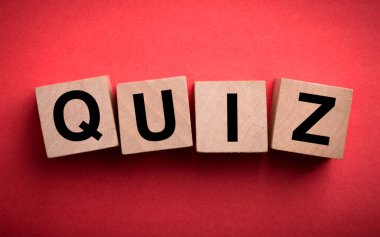 Sınav kavramı tahta bloklar kırmızı arkaplanda izole.