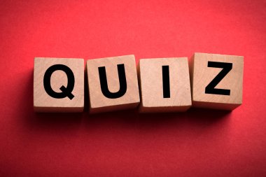 Sınav kavramı tahta bloklar kırmızı arkaplanda izole.