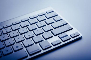 Mavi renkli klavyenin yakın plan görüntüsü.