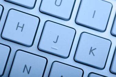 Mavi renkli klavyenin yakın plan görüntüsü.