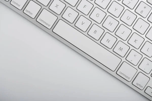 Primer Plano Del Teclado Blanco Sobre Fondo Blanco — Foto de Stock