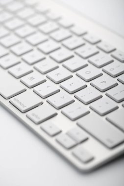 Beyaz arkaplanda beyaz klavyenin yakın plan görüntüsü.