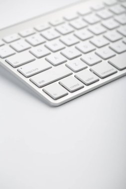 Beyaz arkaplanda beyaz klavyenin yakın plan görüntüsü.