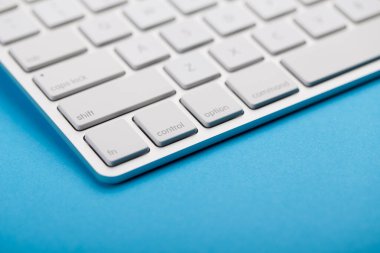 Mavi arkaplanda Beyaz Klavyenin Yakın Çekimi.