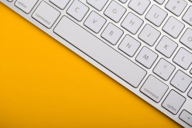 Boş kopya alanı olan beyaz klavyenin üst görünümü.