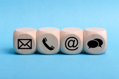 İletişim Yöntemleri. Telefona, e- postaya, sohbete ve tahta bloklara yakın çekim.