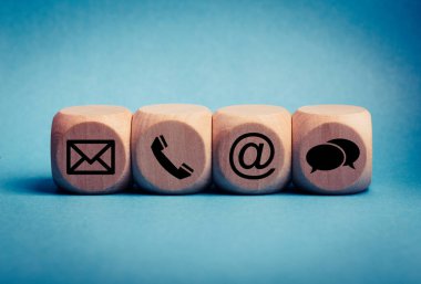 İletişim Yöntemleri. Telefona, e- postaya, sohbete ve tahta bloklara yakın çekim.