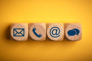 İletişim Yöntemleri. Telefona, e- postaya, sohbete ve tahta bloklara yakın çekim.