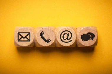 İletişim Yöntemleri. Telefona, e- postaya, sohbete ve tahta bloklara yakın çekim.