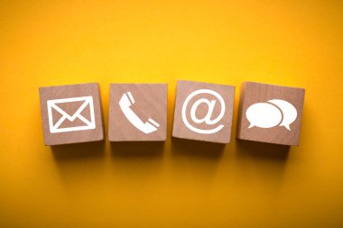 İletişim Yöntemleri. Telefona, e- postaya, sohbete ve tahta bloklara yakın çekim.