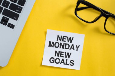 Yeni Pazartesi Yeni Hedefler Ofis masaüstü görünümünde ofis malzemeleri.