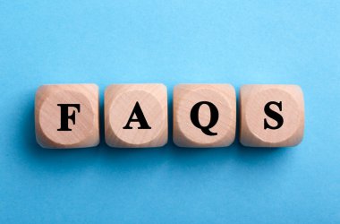 FAQS tahta blokları renk arkaplan üzerinde izole.
