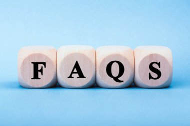 FAQS tahta blokları renk arkaplan üzerinde izole.