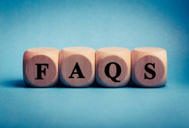 FAQS tahta blokları renk arkaplan üzerinde izole.