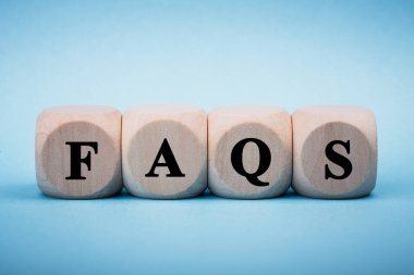 FAQS tahta blokları renk arkaplan üzerinde izole.
