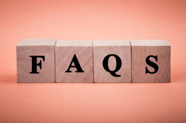 FAQS tahta blokları renk arkaplan üzerinde izole.