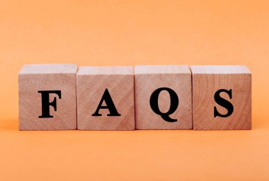 FAQS tahta blokları renk arkaplan üzerinde izole.