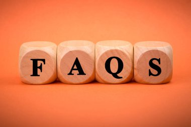 FAQS tahta blokları renk arkaplan üzerinde izole.