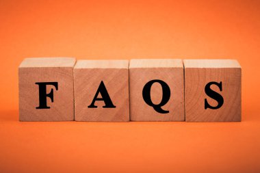 FAQS tahta blokları renk arkaplan üzerinde izole.