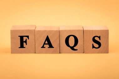 FAQS tahta blokları renk arkaplan üzerinde izole.