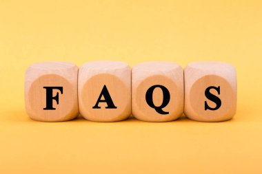 FAQS tahta blokları renk arkaplan üzerinde izole.