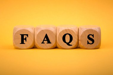 FAQS tahta blokları renk arkaplan üzerinde izole.
